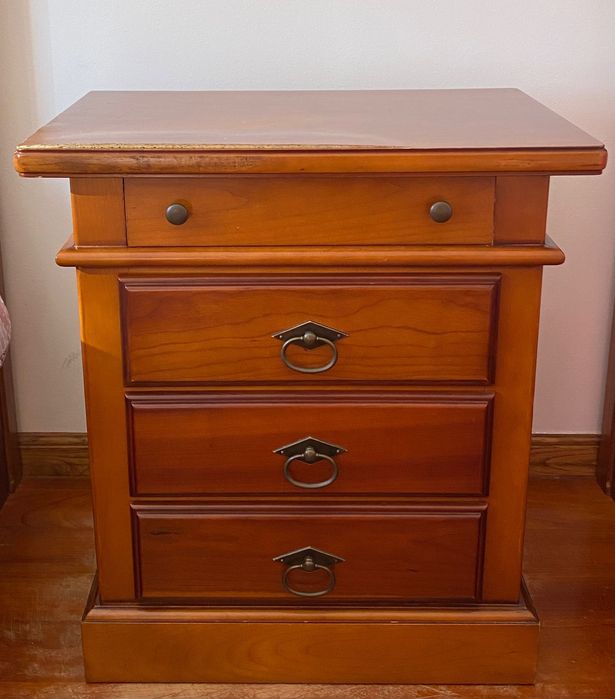 Mesinha de Cabeceira em Madeira Cerejeira