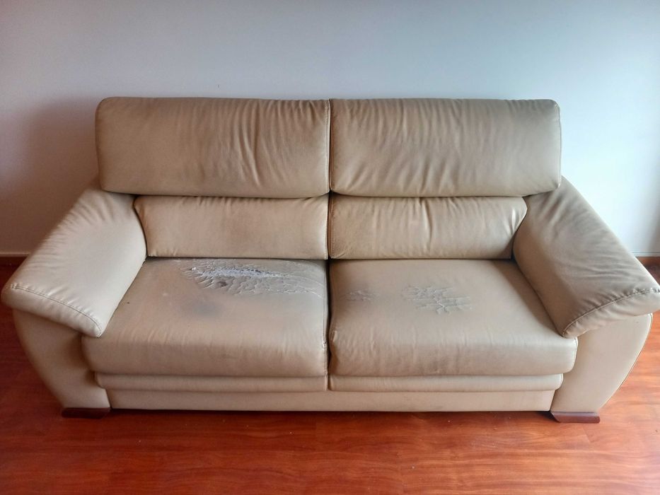 Sofá Bege em Pele