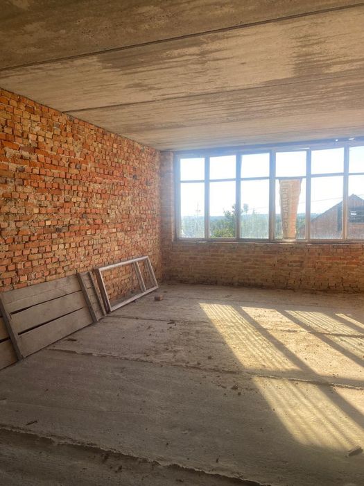 Великий будинок з садом та городом біля річки та парку