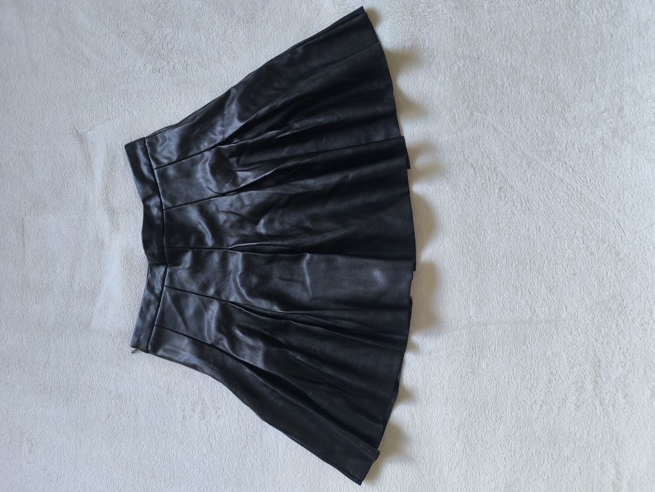 Czarna skórzana spódnica Pull&Bear • S • rozkloszowana • mini