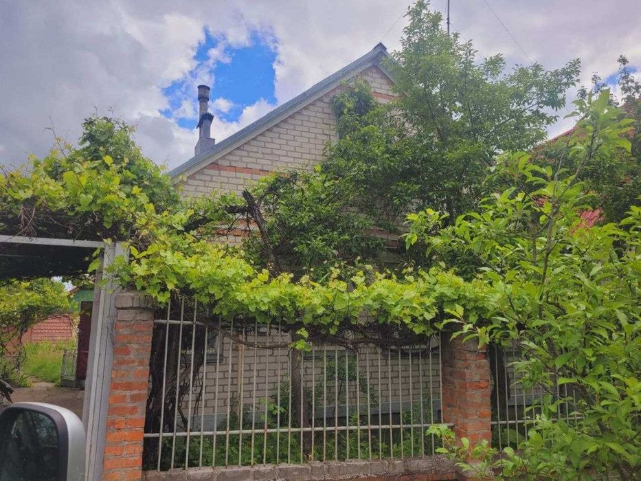 Продам дом пос. Высокий за АТБ по ул.Ржавец дом 2-х. эт кирп. 90-х год.
