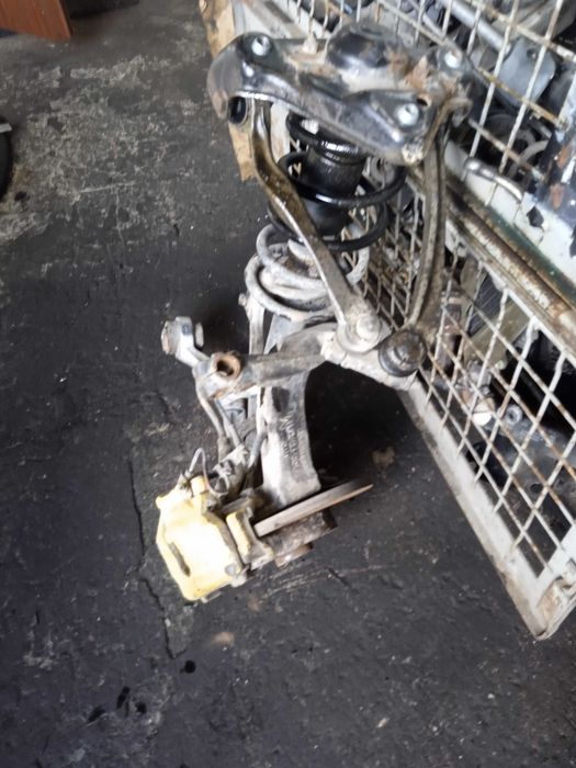 Audi A4 B5 Zwrotnica Prawa McPherson Sprężyna Piasta Wahacze ABS