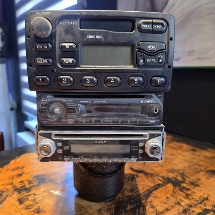 Radia samochodowe Sony oraz ford