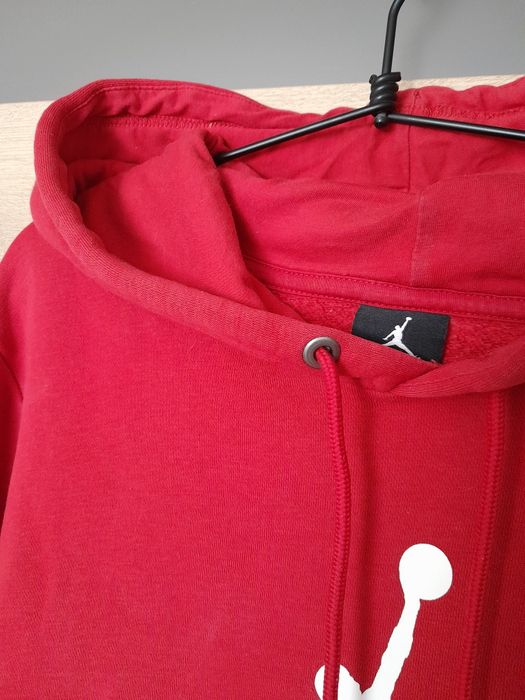 Czerwoną bluza Jordan M z kapturem