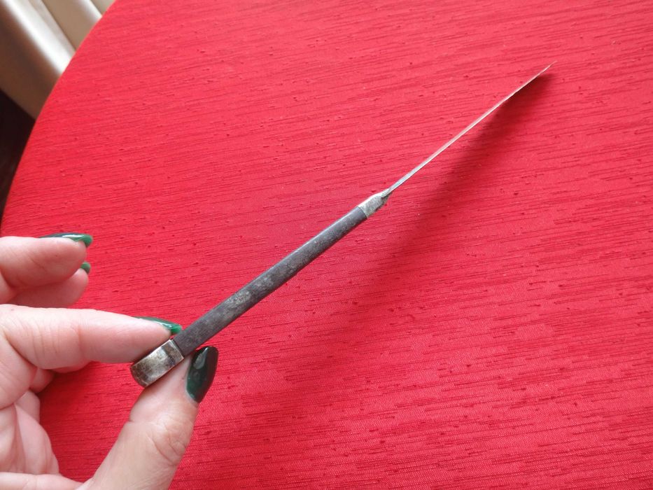 Srebrny       nożyk