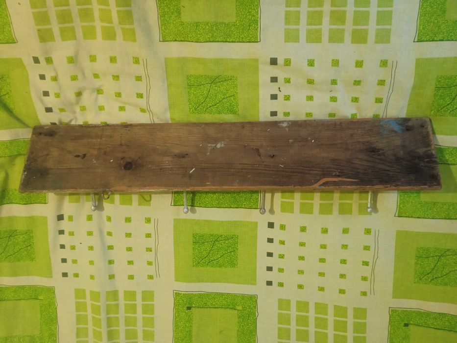 Вішак для одягу на стіну