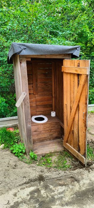 Wc, toaleta budowlana, wychodek, kibel, szalet drewniany, wygódka na budowę