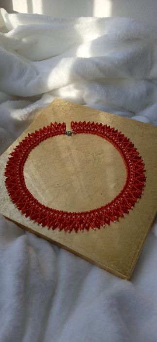 Novy naszyjnik czerwony z białym koraliki toho