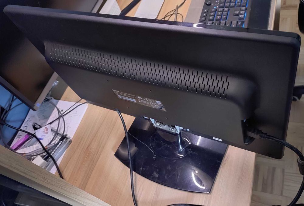 Monitor IIyama ProLite E2473HDS.