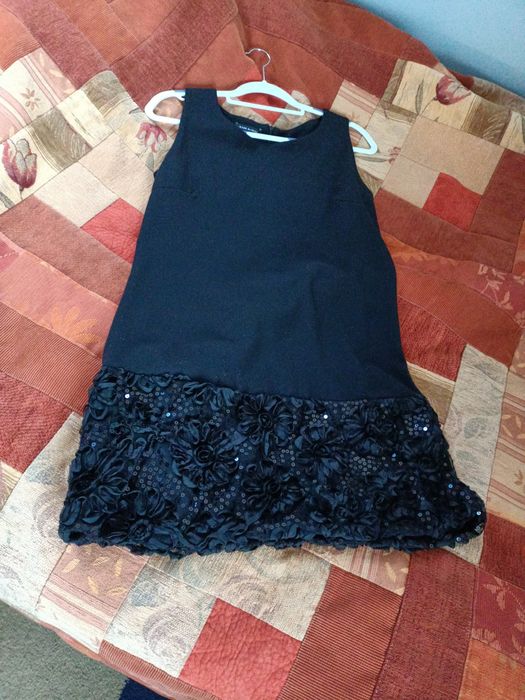 Czarna sukienka z ozdobnym dołem