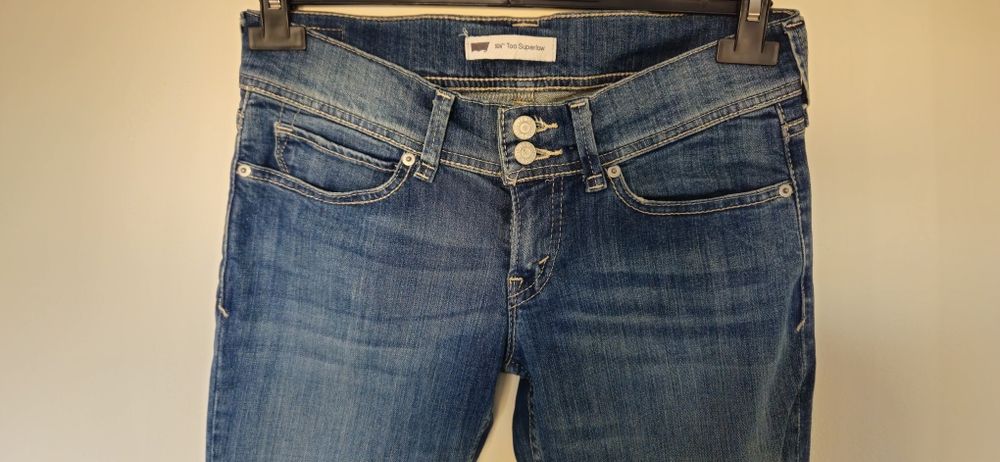 Levi's jeansy bootcut biodrówki przetarcia z USA