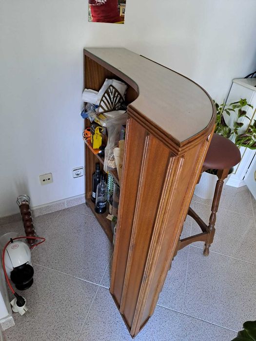 Balcão de bar em madeira, com 2 bancos