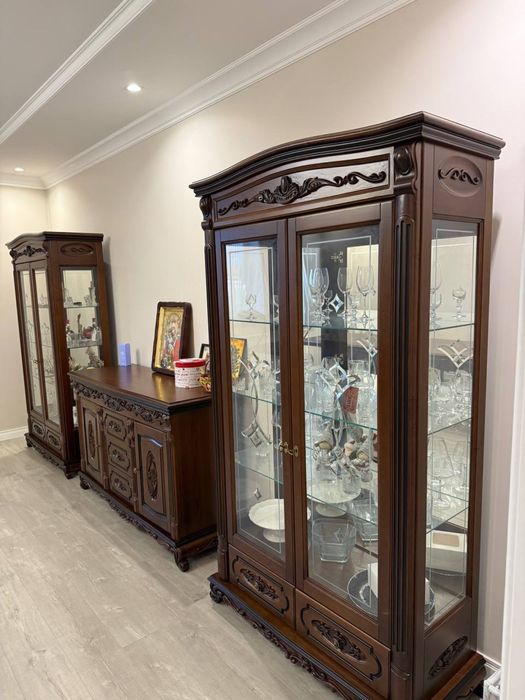 Комлпект для вітальні, вітрина дводверна, комод (меблі від виробника)