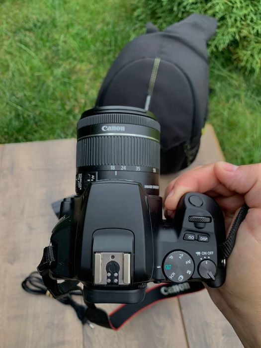 Canon 250D з поворотним екраном