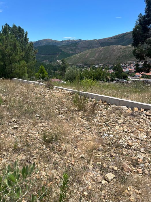 Quinta com garagem e armazém