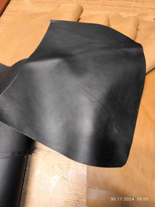 Skóra bydlęca w kawałkach użytkowych, Skóra meblowa czarna, 1 kg