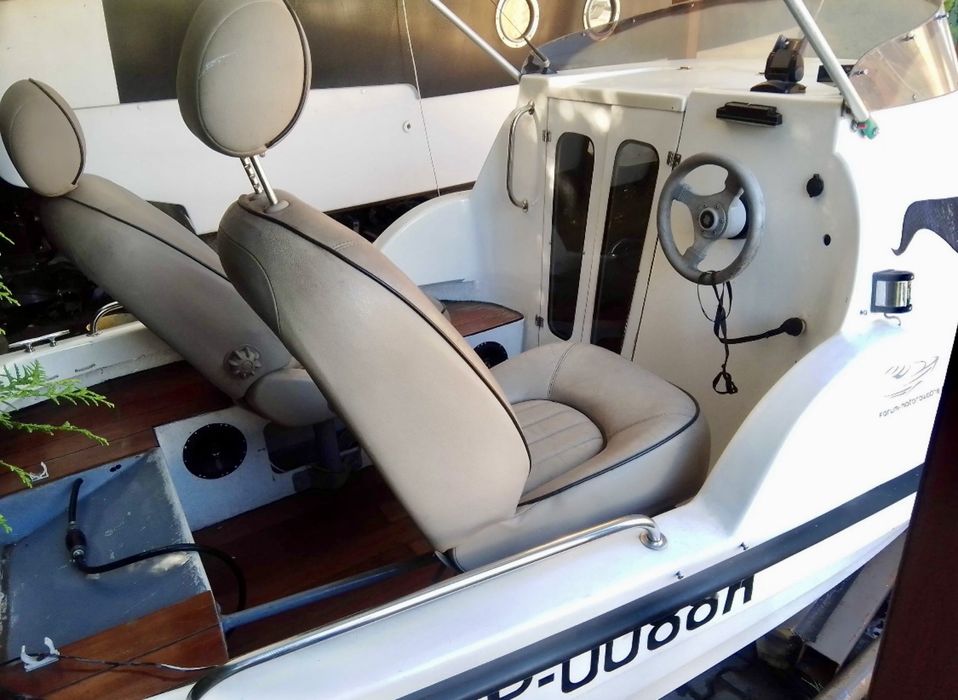 Łódź motorowa kabinowa