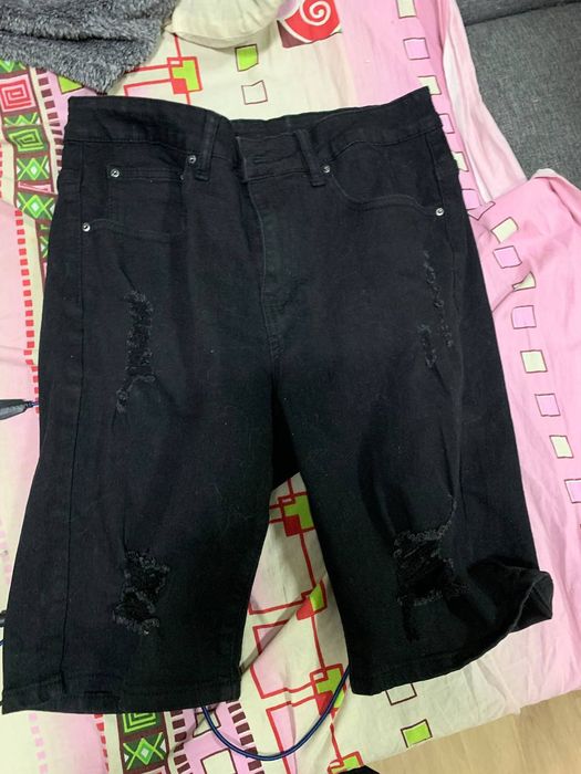 Продам чорні рвані шорти