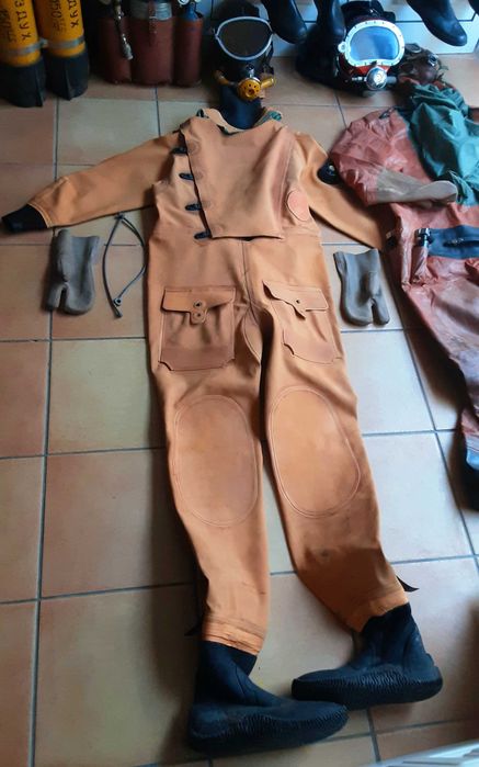 Garrafas Mergulho Antigas + Fatos Mergulho Antigos - Tudo 1500€