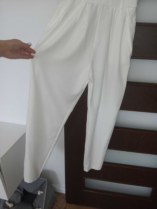 Biały elegancki kombinezon PrettyLittleThing XS/S