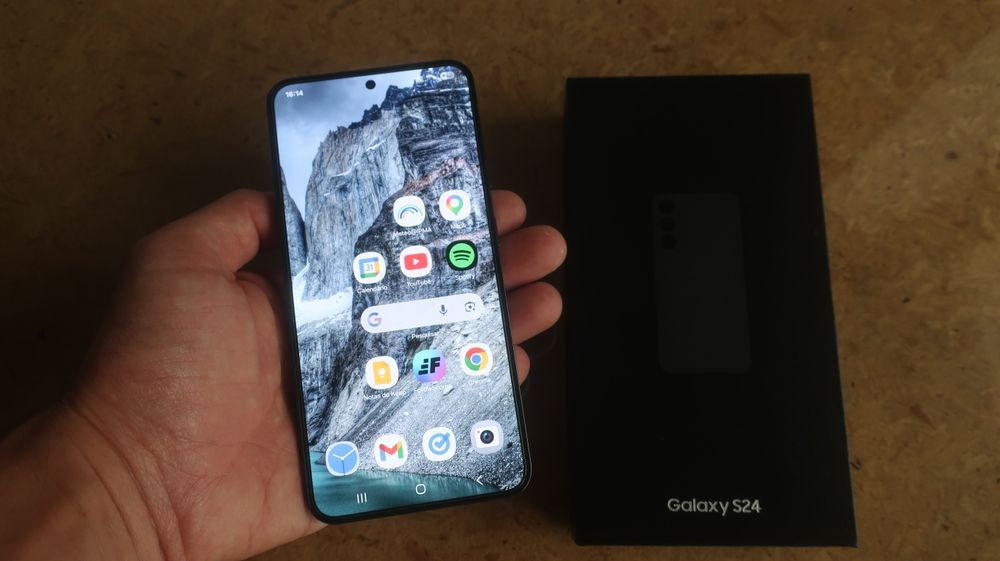 Samsung Galaxy S24 (só 20x carregado)