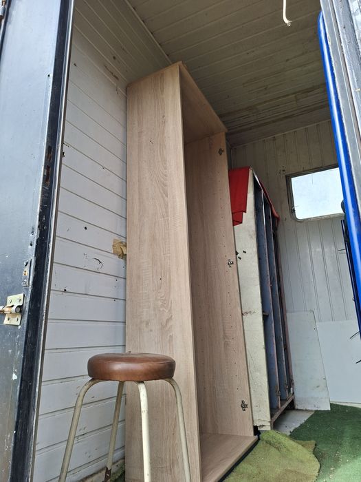 Reboque com devisoes de camata, cozinha e duche.