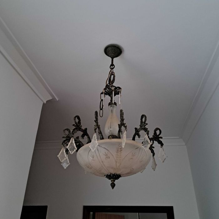 Candeeiro teto metal com globo inferior de vidro e pingentes.