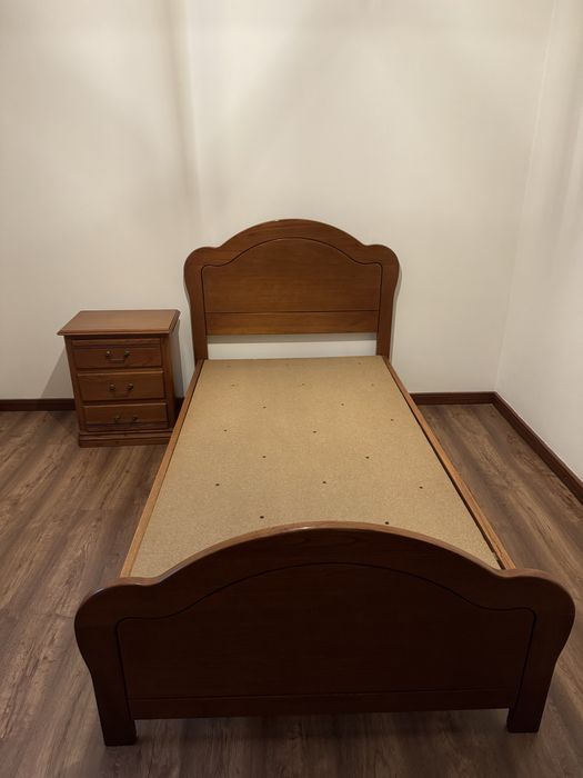 Cama com mesa de cabeceira