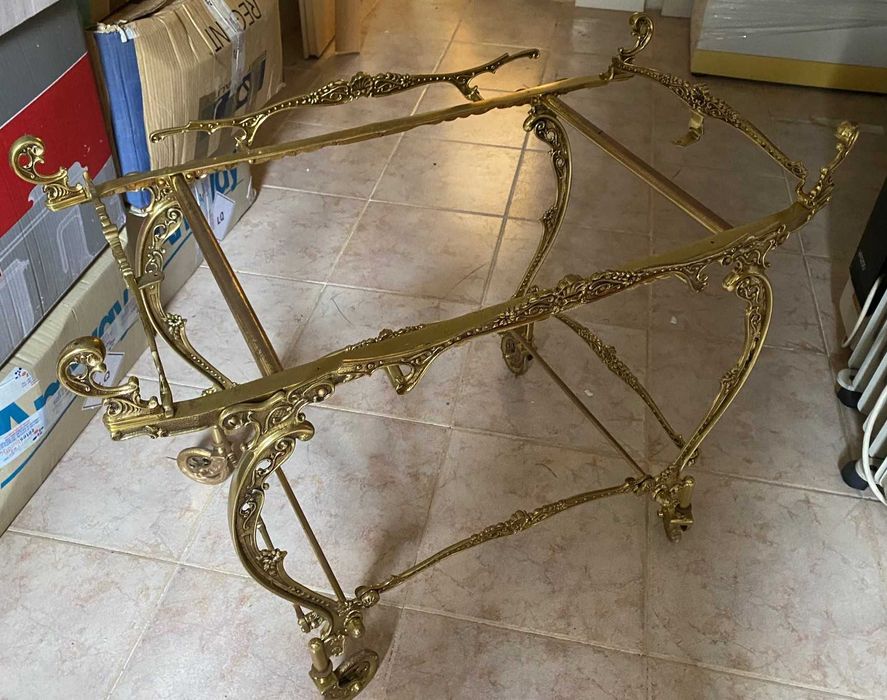 Mesa de chá metálica dourada