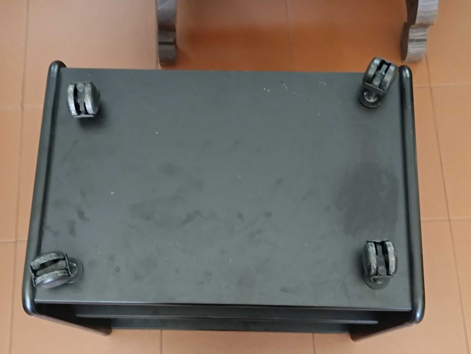 Mesa antiga com rodas