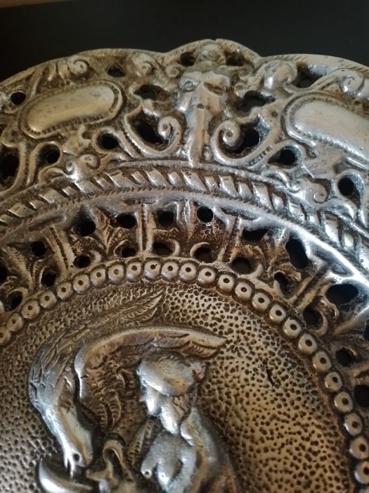 Prato decorativo grande em aluminio