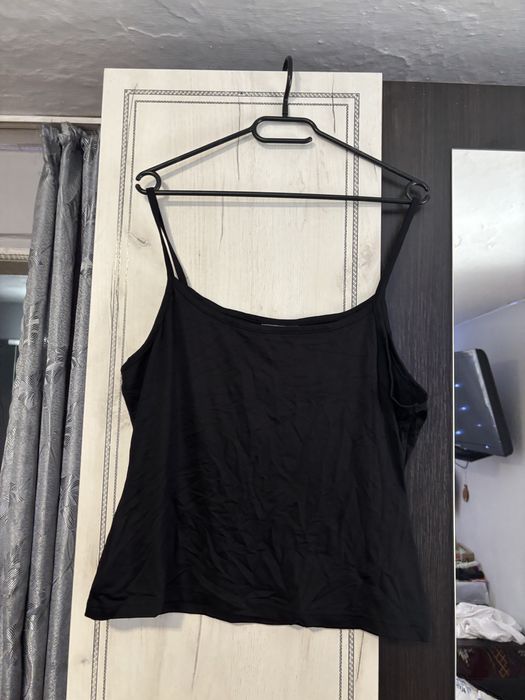 Чорна майка на тонких бретелях