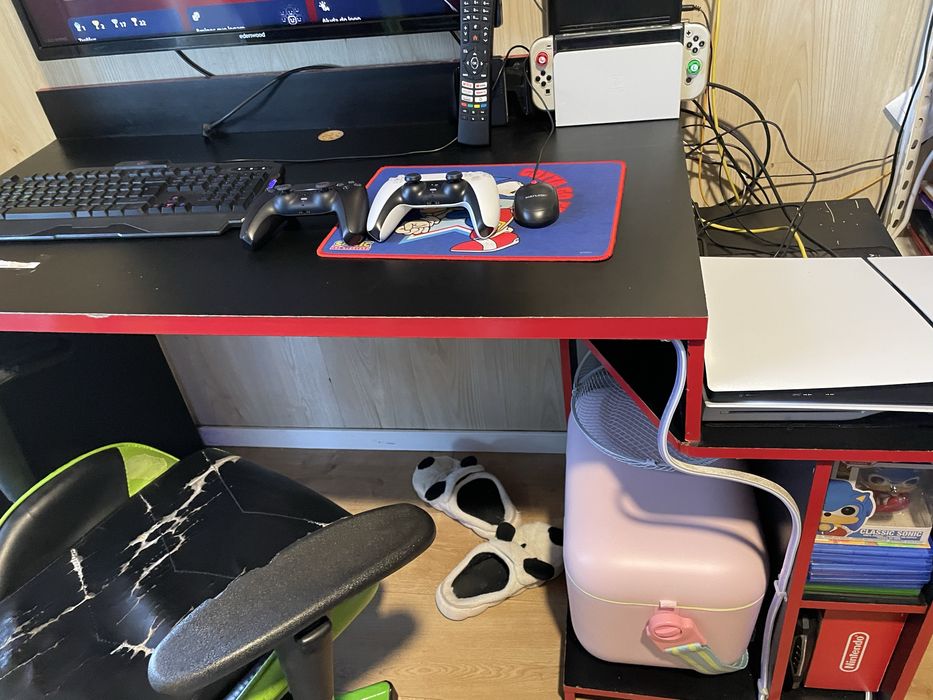 Mesa gamer vermelha (fita de led +cadeira gamer de prenda)