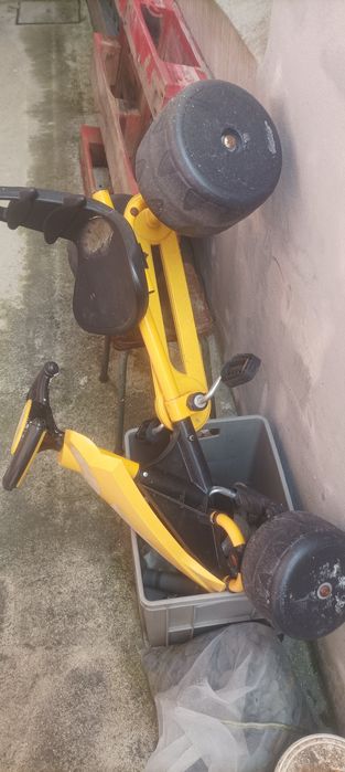 Carrinho de criança a pedais