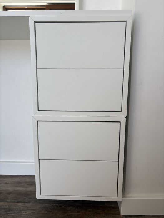 Białe szafki Eket Ikea toaletka lustro
