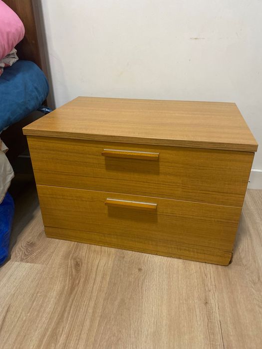 Mesa de Cabeceira - Perfeita para combinar com cômoda - 15€.