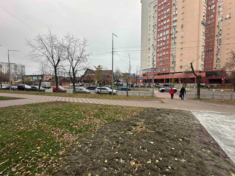 Фасадне приміщення в оренду на Березняках