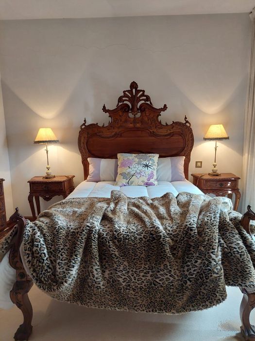 Conjunto de Quarto em Castanheiro Maciço, Talhado à Mão – Estilo Clássico Português | Solid Chestnut Bedroom Set