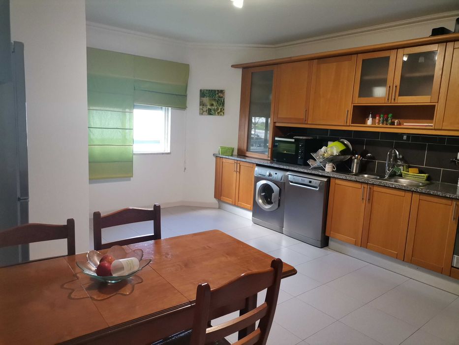 Amadora (Urb. Moinho do Guizo)- Quarto mobilado