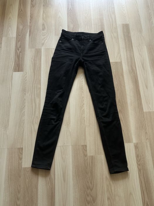 Czarne spodnie Monki slim mid waist średni stan 27 XS 34