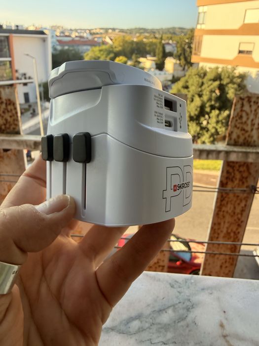 Carregador Universal de viagem, com 2 entradas USB de carregamento rapido.