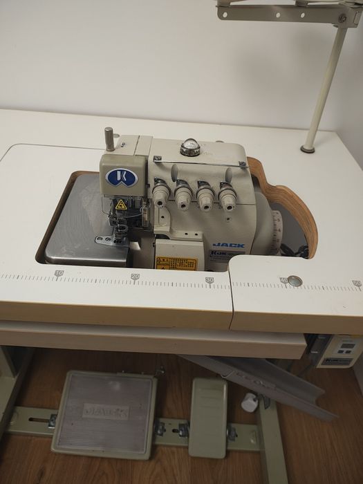 Overlock przemysłowy Jack z oryginalnym stołem