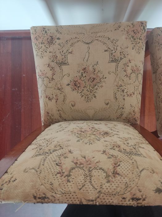 Duas cadeiras e um banco