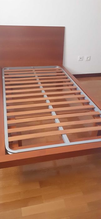 Cama de solteiro em madeira maciça