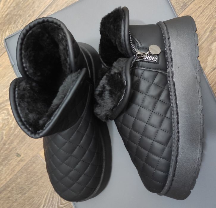 Жіночі черевики, уггі