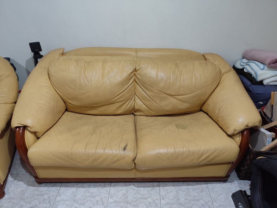 Terno de Sofás em pele cor camel.
