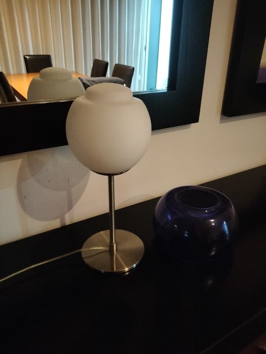 2 candeeiros de mesa com acessórios em azul,