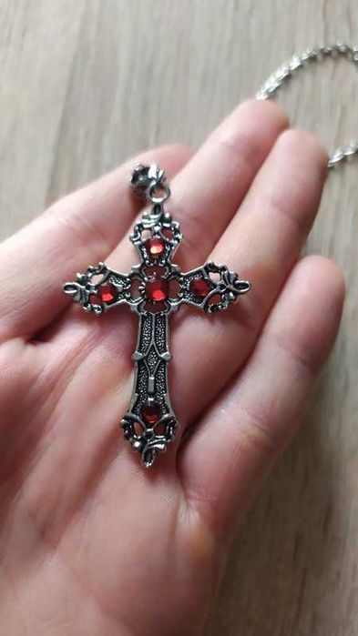 Srebrny naszyjnik z krzyżem zdobionym czerwonymi kamieniami