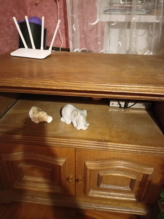 Тумбочка під телевізор