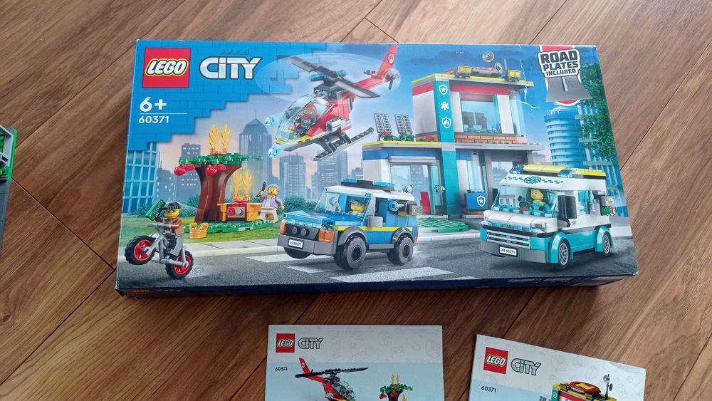 Lego city 60371 parking dla pojazdów uprzywilejowanych. Kompletne